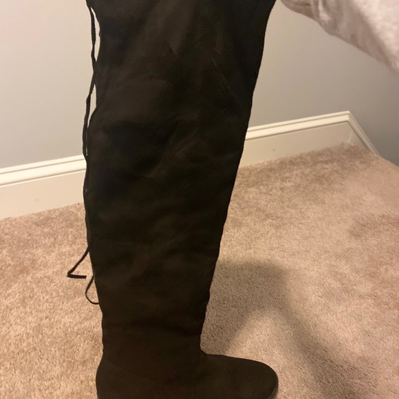 Black knee boots with lace up - Picture 2 of 3